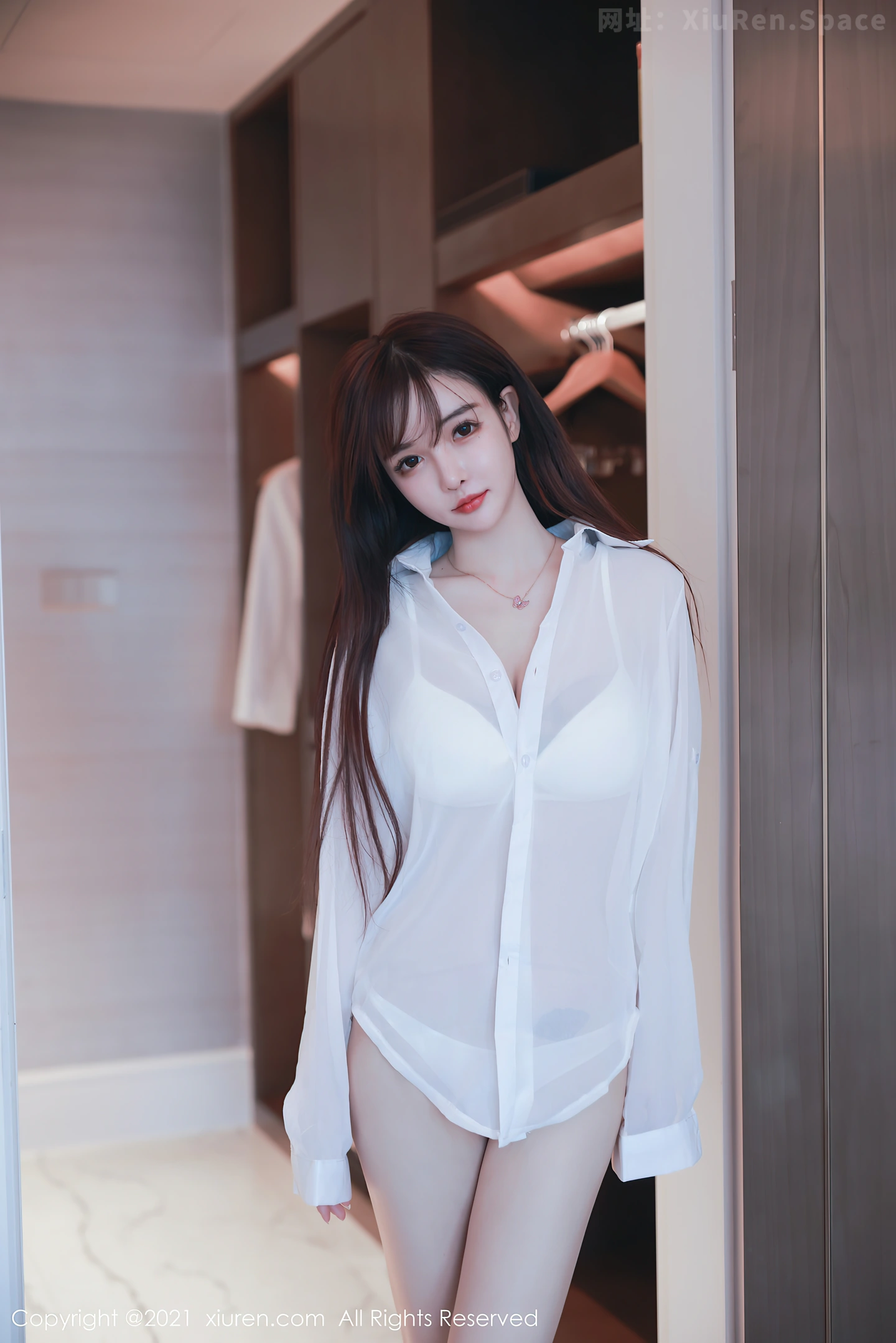 图片[4]-[XiuRen秀人网]VOL.3064 嫩模南初妹妹洁白动人衬衫配白色内衣秀完美身材撩人诱惑写真50P-秀人网官方网站